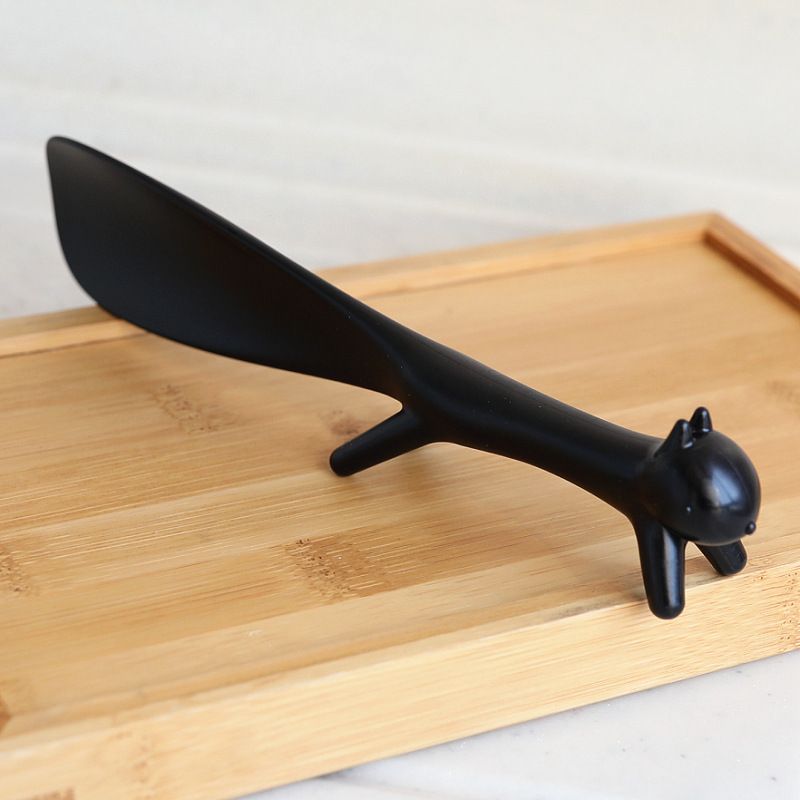 1 pcs of plastic shoe hornsr,  can used for decorative item. This household shoe puller has  nice design, very convenient to use, allowing for easy removal and insertion of shoes