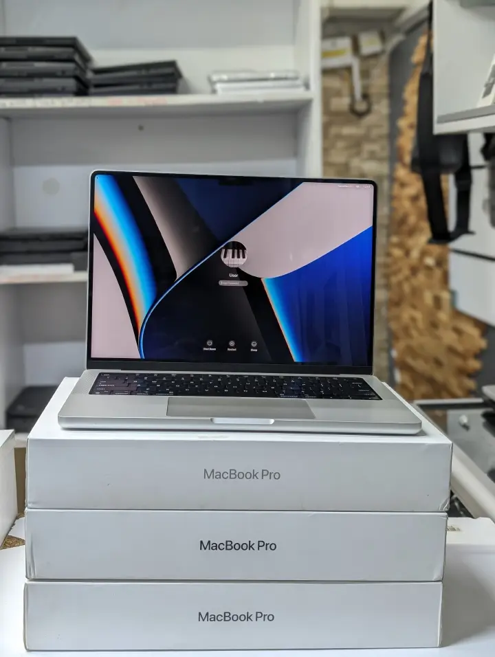 APPLE M1 PRO 2021 14 INCH 16GB RAM 512GB SSD STORAGE 8 CORE (6 PERFORMANCE & 2 EFFICIENCY) 14 INCH'S LIQUID RETINA XDR DISPLAY 3024 BY 1964 / FACETIME ID CAMERA TYPE C THUNDER BOLT/ HDMI / FINGURE