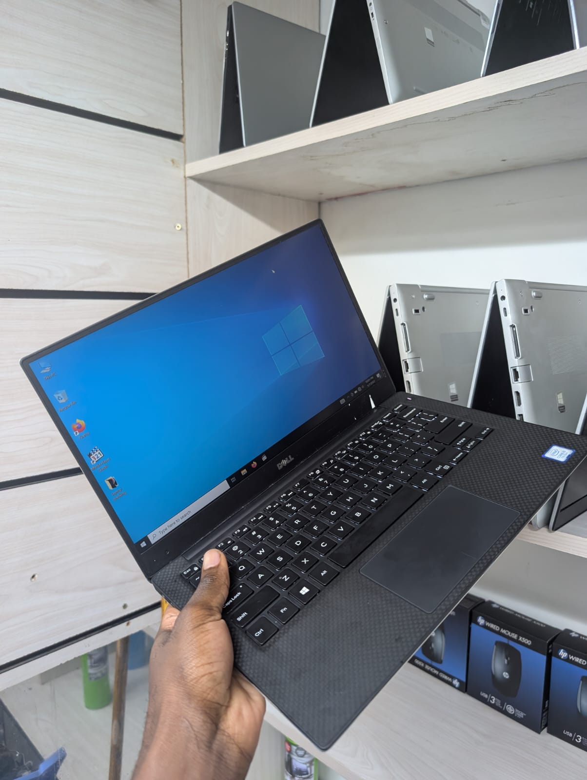 Dell XPS 13 9360 – Intel Core i5 7th Gen, 4GB RAM, 256GB SSD, 13.3" Full HD InfinityEdge Display, Ultra-Slim Premium Laptop for Office, School & Everyday Use