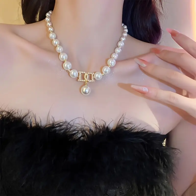 Elegant Women'S Large Pearl Letter D Necklace - Chic Collar Chain with Sparkling Accents, Perfect for Casual Attire or Special Occasions, Pearl Jewelry
