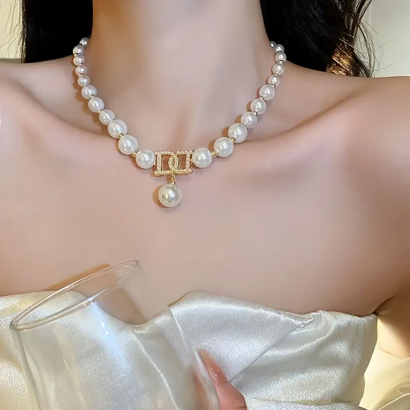Elegant Women'S Large Pearl Letter D Necklace - Chic Collar Chain with Sparkling Accents, Perfect for Casual Attire or Special Occasions, Pearl Jewelry