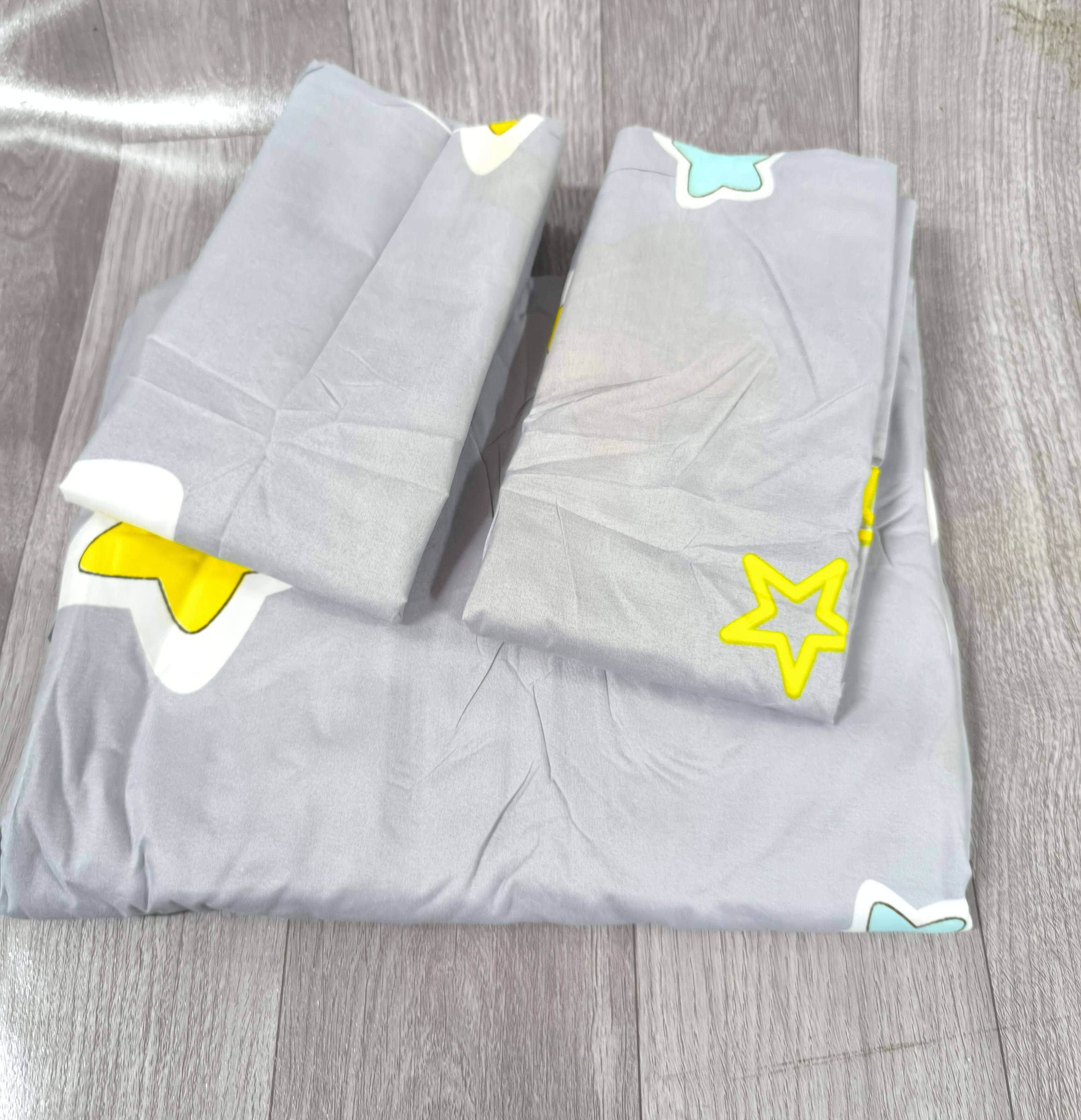NEW STOCK!! ⏹️ 4 pieces bedsheet ⏹️ Includes 2 pcs bedsheet 2 pcs pillowcase Can fit 4*6/5"6 perfectly.*Offer*‼️Available at the shop.