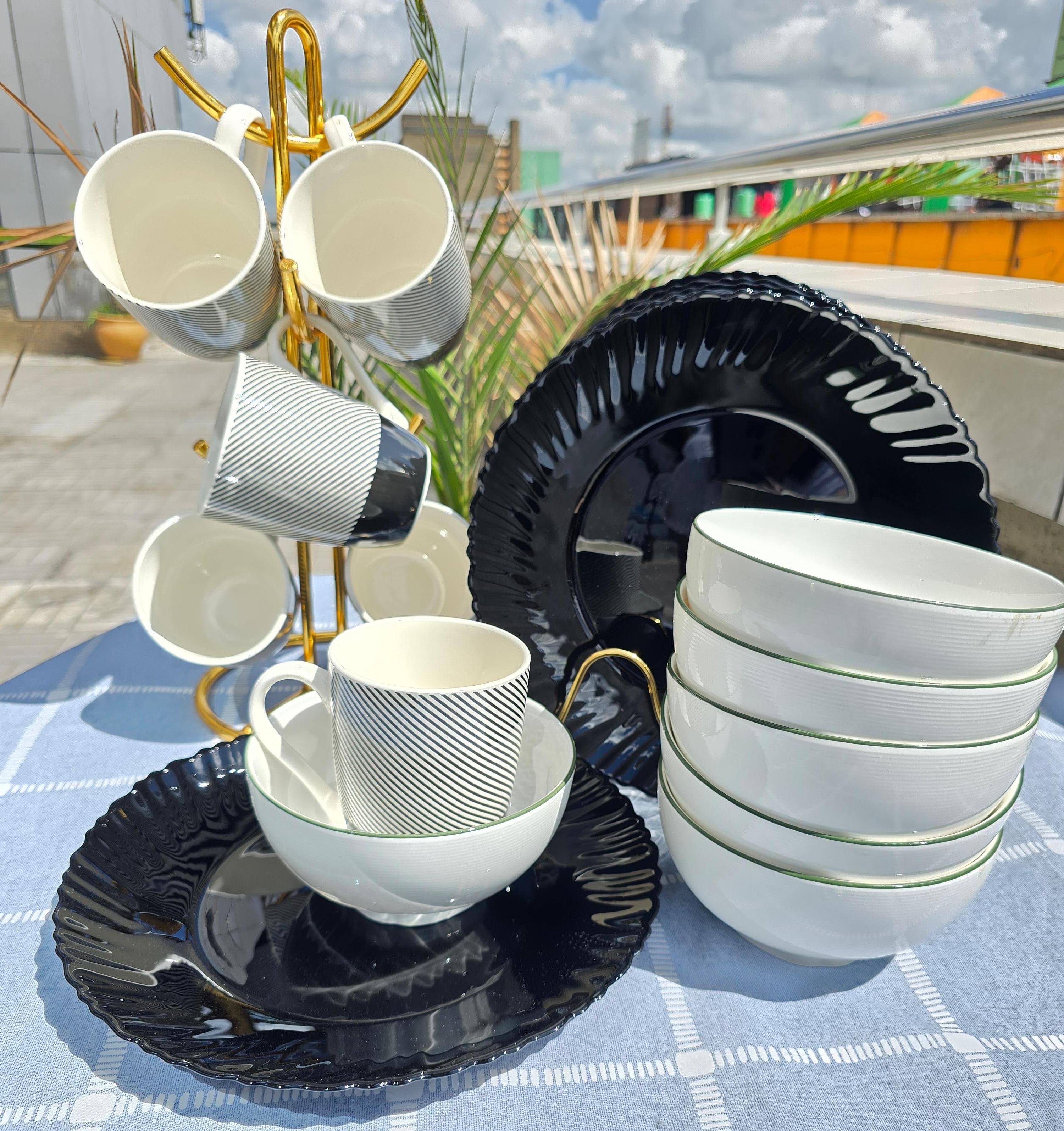 New dinnerset 🤩🤩🔥*



*18pcs trendy gold dinner sets* 



~6 plates

~6 cups

~6 bowls 





Or

*12pcs Ceramic dinner set