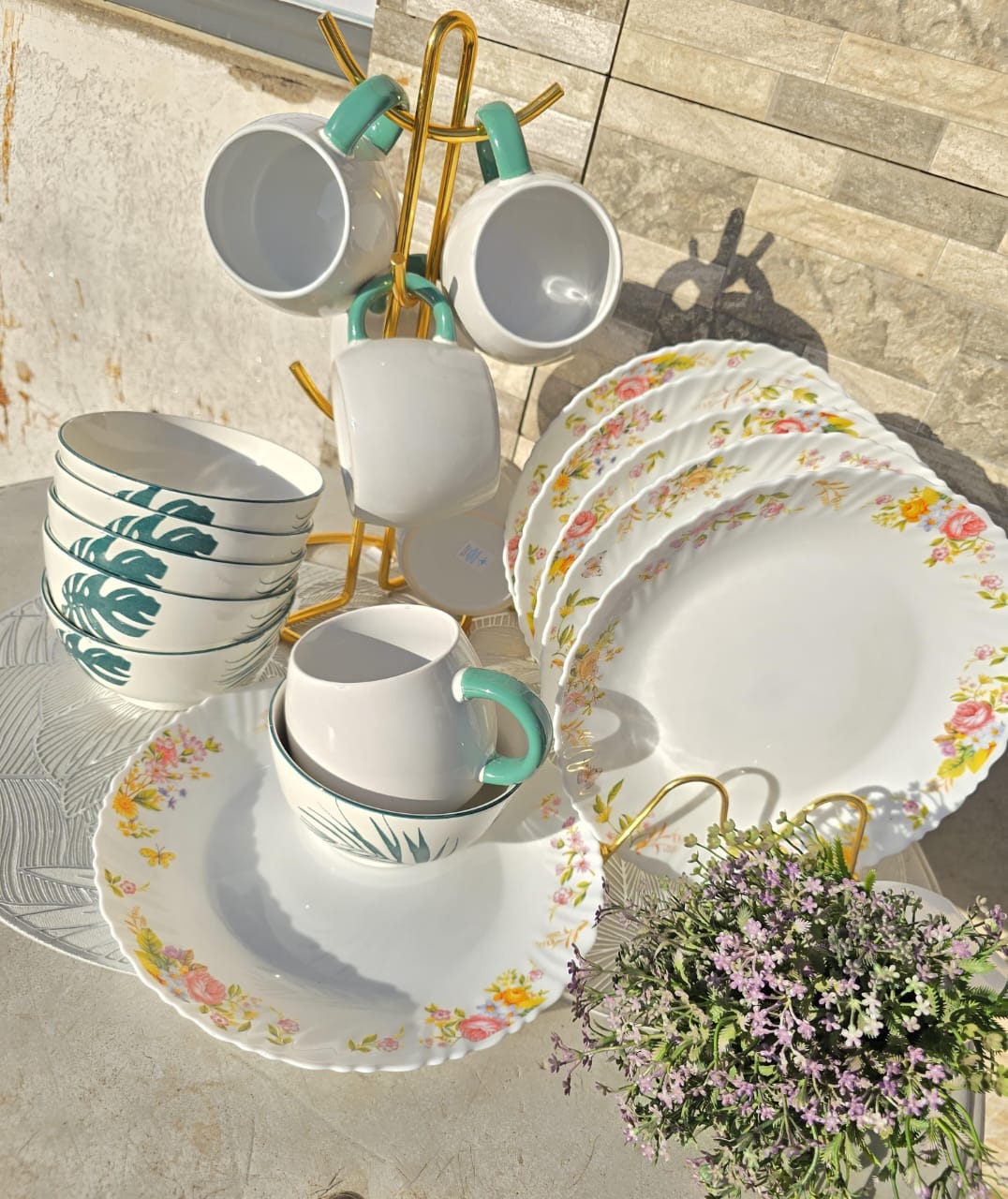 *18pcs White Green Dinner Set*

✅Comes with ;

       6 dinner plates 

       6 bowls



       6 mugs 



    *



      Wholesale price
