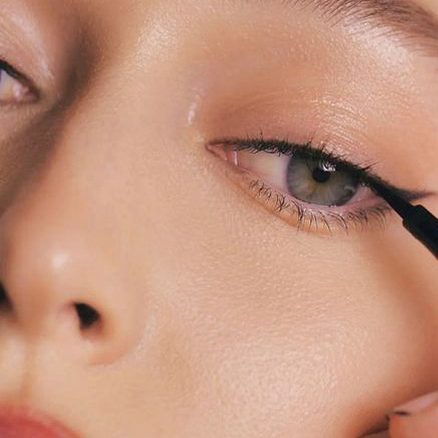 SZVILIMZ Eyeliner Quick-drying No dizzy Easy to carry Lasting color Good color rendering Waterproof and sweat-proof Long time without makeup