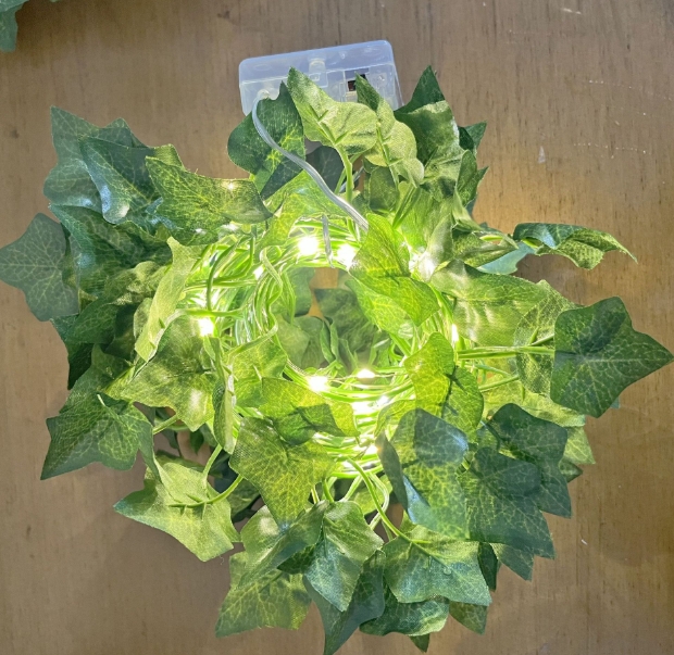 Flower and green leaf string lights, artificial vine fairy lights, battery-powered Christmas tree garland lights, used for weeding and home decoration.