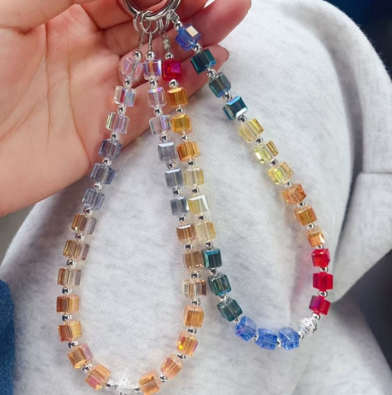 Fashionable, simple and colorful sugar cube crystal mobile phone lanyard, handcrafted beaded chain, mobile phone accessory with a sense of luxury.