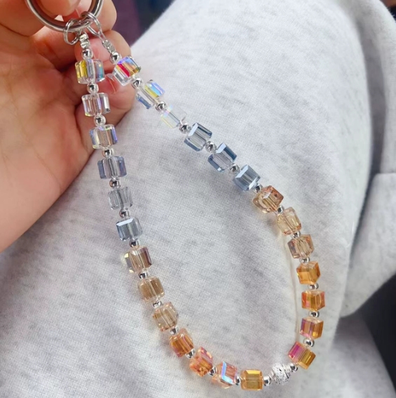 Fashionable, simple and colorful sugar cube crystal mobile phone lanyard, handcrafted beaded chain, mobile phone accessory with a sense of luxury.