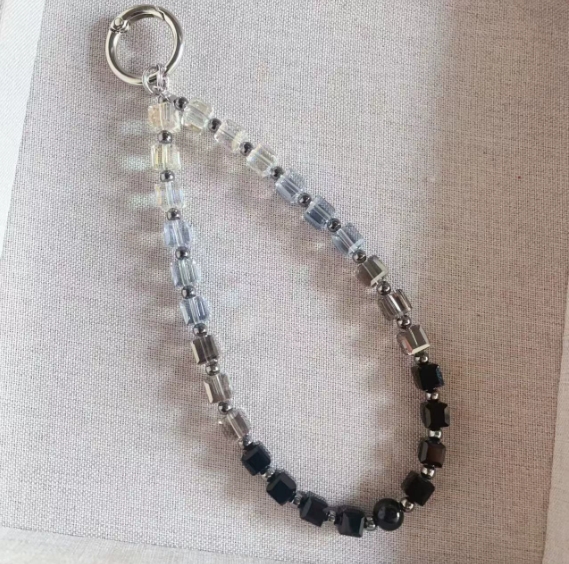 Fashionable, simple and colorful sugar cube crystal mobile phone lanyard, handcrafted beaded chain, mobile phone accessory with a sense of luxury.