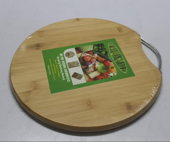 New arrivals🎉🎉

High quality Round bamboo chopping board with handle 
Size 32cmby32cm