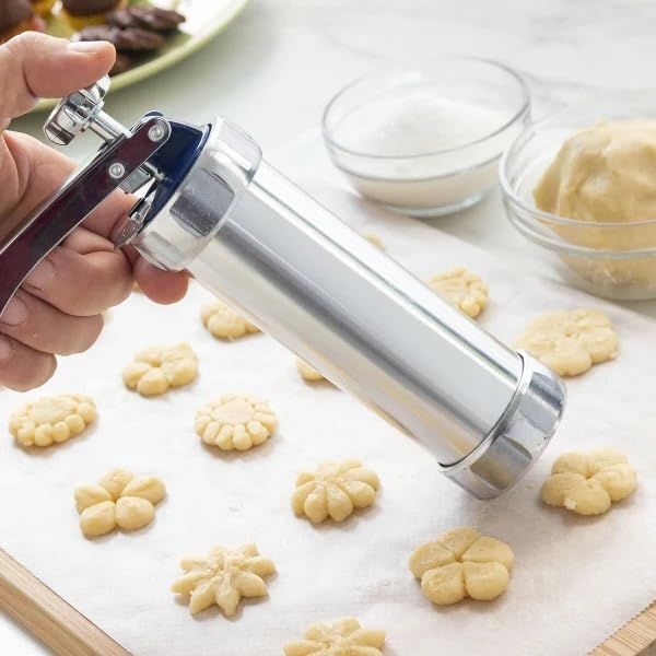 New Biscuit Maker with Assorted Accessories Set Biscuits Maker Press Machine Bakeware with 20 Cookies Molds 4 Nozzles for DIY Baking Biscuit Maker Cakes and Decoration