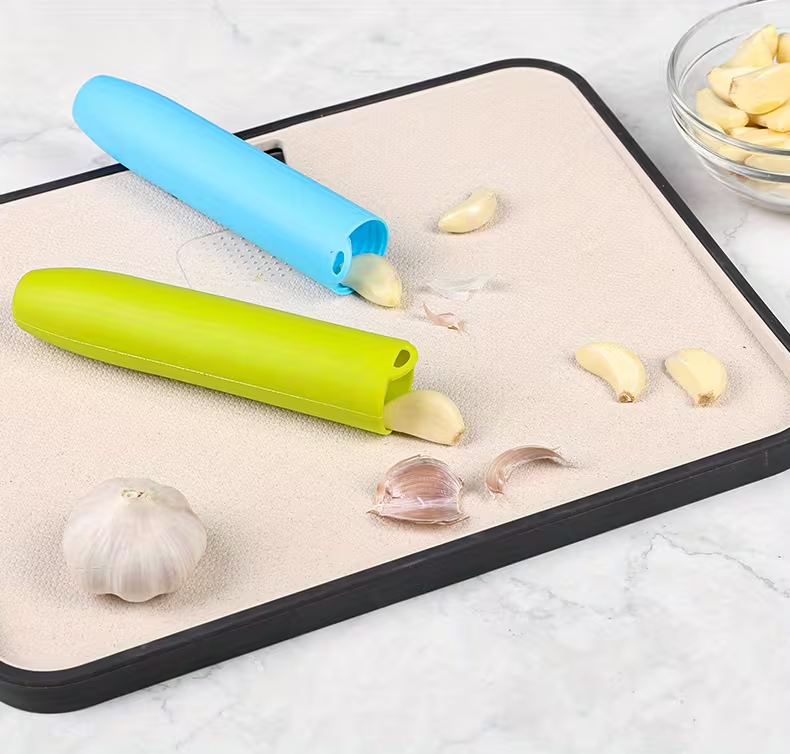 Efficient Garlic Peeler – Hand-Roll Silicone Tube for Easy Peeling, No More Picking with Nails, Dishwasher Safe & Reusable, Perfect Kitchen Gadget for Home Cooking, BBQ & Camping