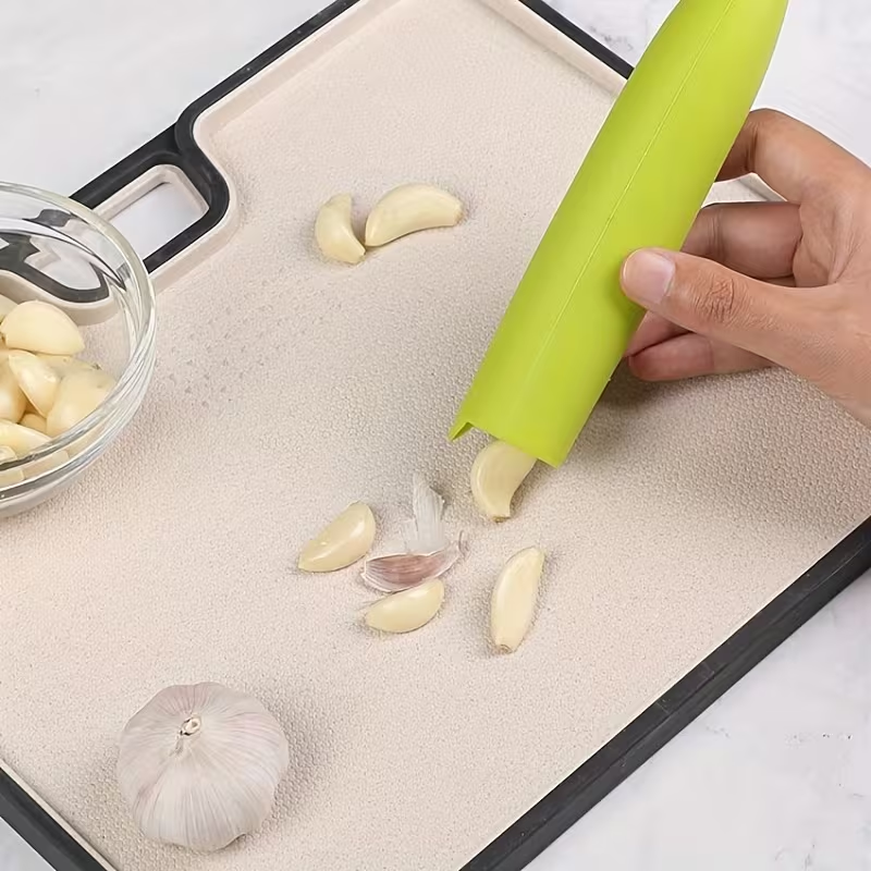 Efficient Garlic Peeler – Hand-Roll Silicone Tube for Easy Peeling, No More Picking with Nails, Dishwasher Safe & Reusable, Perfect Kitchen Gadget for Home Cooking, BBQ & Camping