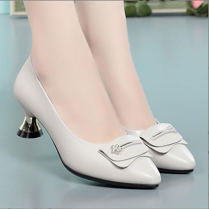 Women's Single Shoes Pointed Toe Soft Leather Black Medium Heel Leather Shoes
