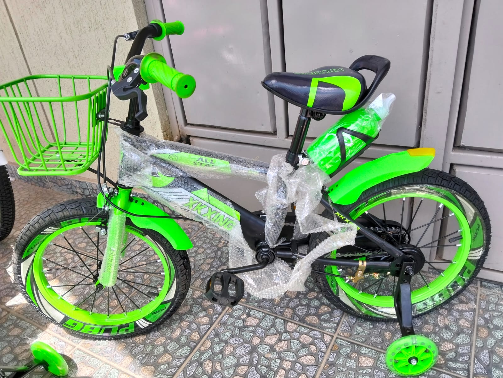 XING 16-Inch Kids Bicycle with Training Wheels Ages 5 to 8yrs Green/Black