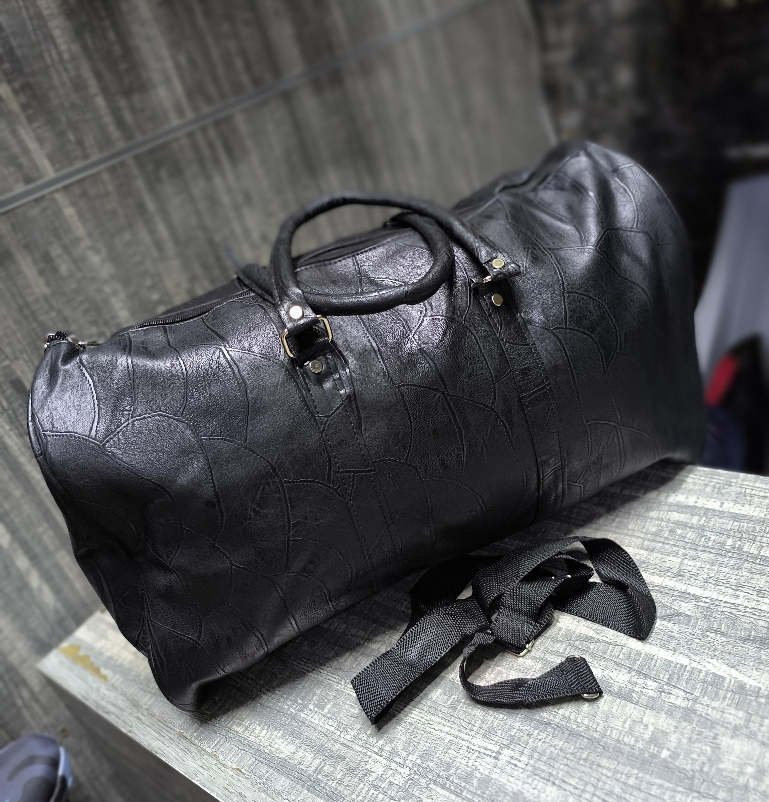 *High Quality Leather Duffel Bag* 



▪️Big Size:46cm*28cm*24cm

▪️Ideal for vacations, business trips e.t.c.

▪️Travel in style✈️.

▪️ *Offer price:‼️