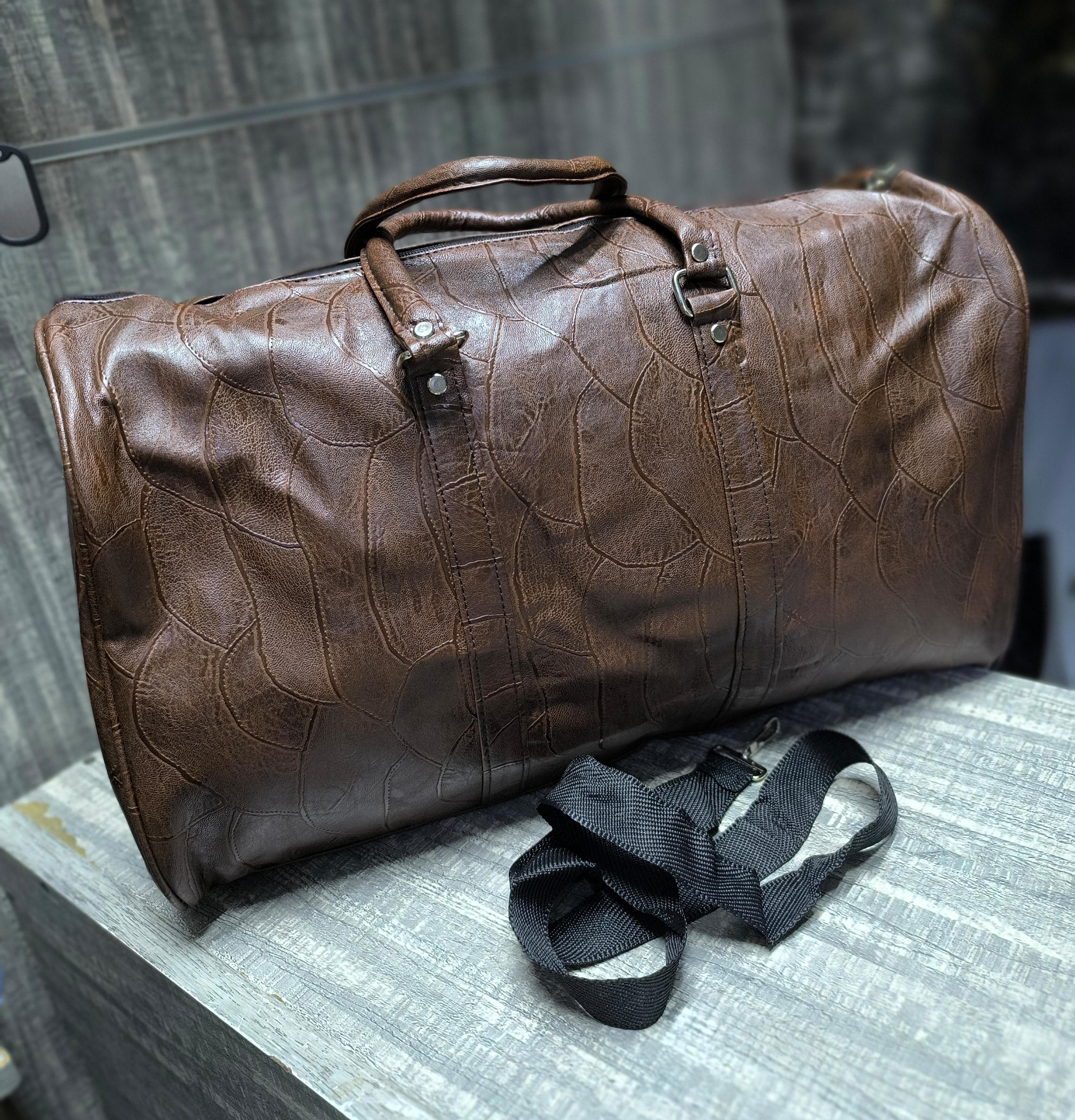*High Quality Leather Duffel Bag* 



▪️Big Size:46cm*28cm*24cm

▪️Ideal for vacations, business trips e.t.c.

▪️Travel in style✈️.

▪️ *Offer price:‼️