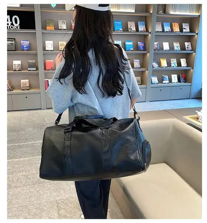 Leather Duffle bag*▪️Material:Leather.▪️Colors:Black,brown.▪️Size: 46cm*28cm*25cm▪️Ideal for business,gym & travelling durable made of the best quality