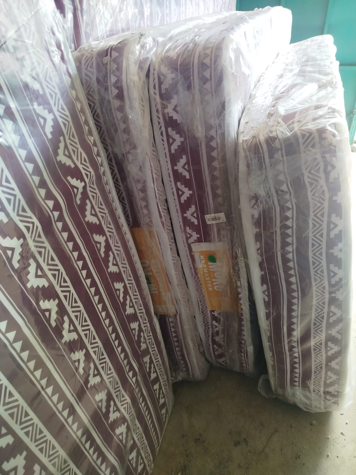 LUXURIOUS COMFORT, MOKO NAPMASTER MATRESS 8INCH y it has one comfort layer and 5 yr warranty before sinking unlike the blue one which has 3 comfort layers and 10 yr warranty before sinking,durable, ea