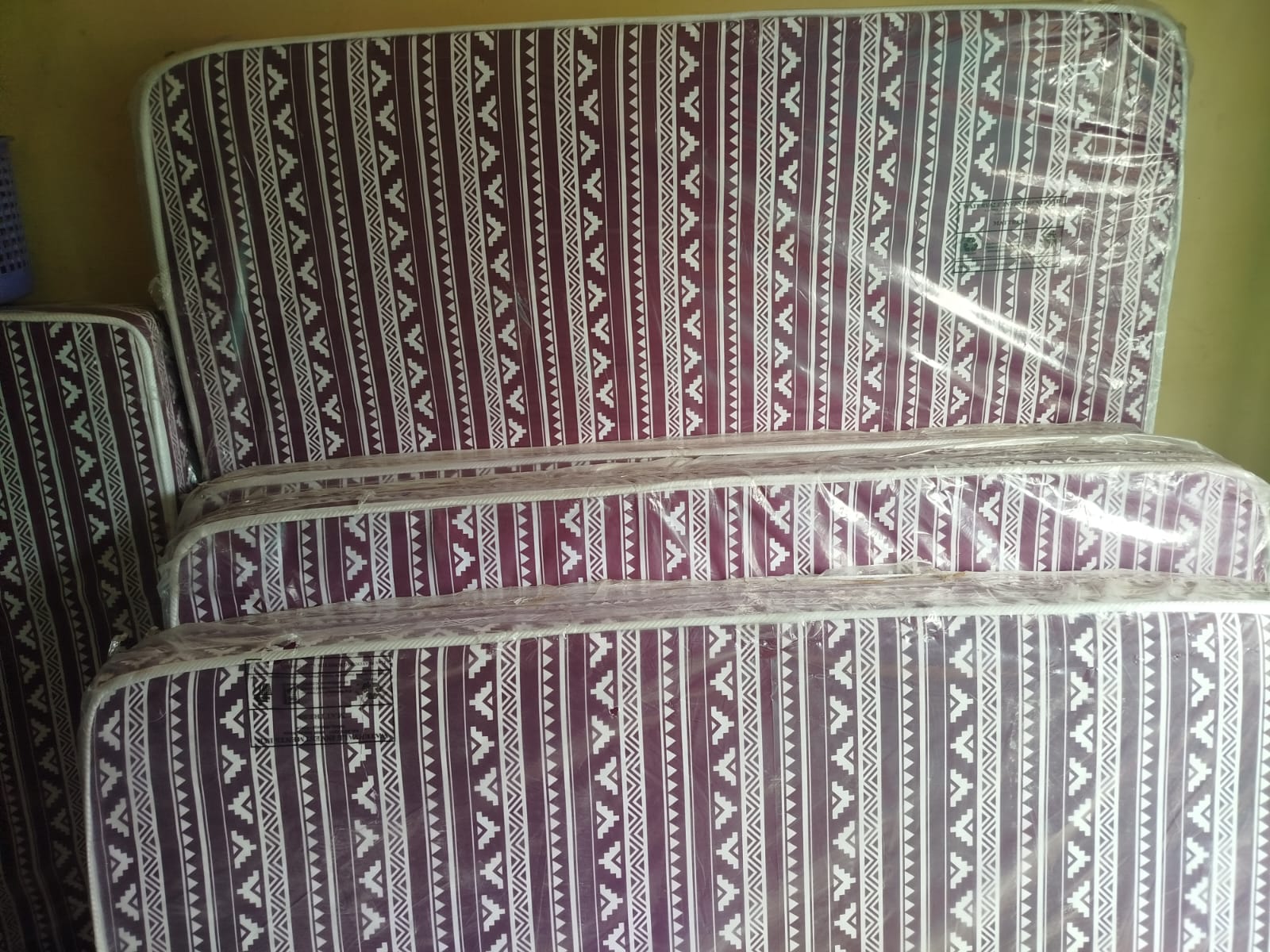 LUXURIOUS COMFORT, MOKO NAPMASTER MATRESS 8INCH y it has one comfort layer and 5 yr warranty before sinking unlike the blue one which has 3 comfort layers and 10 yr warranty before sinking,durable, ea