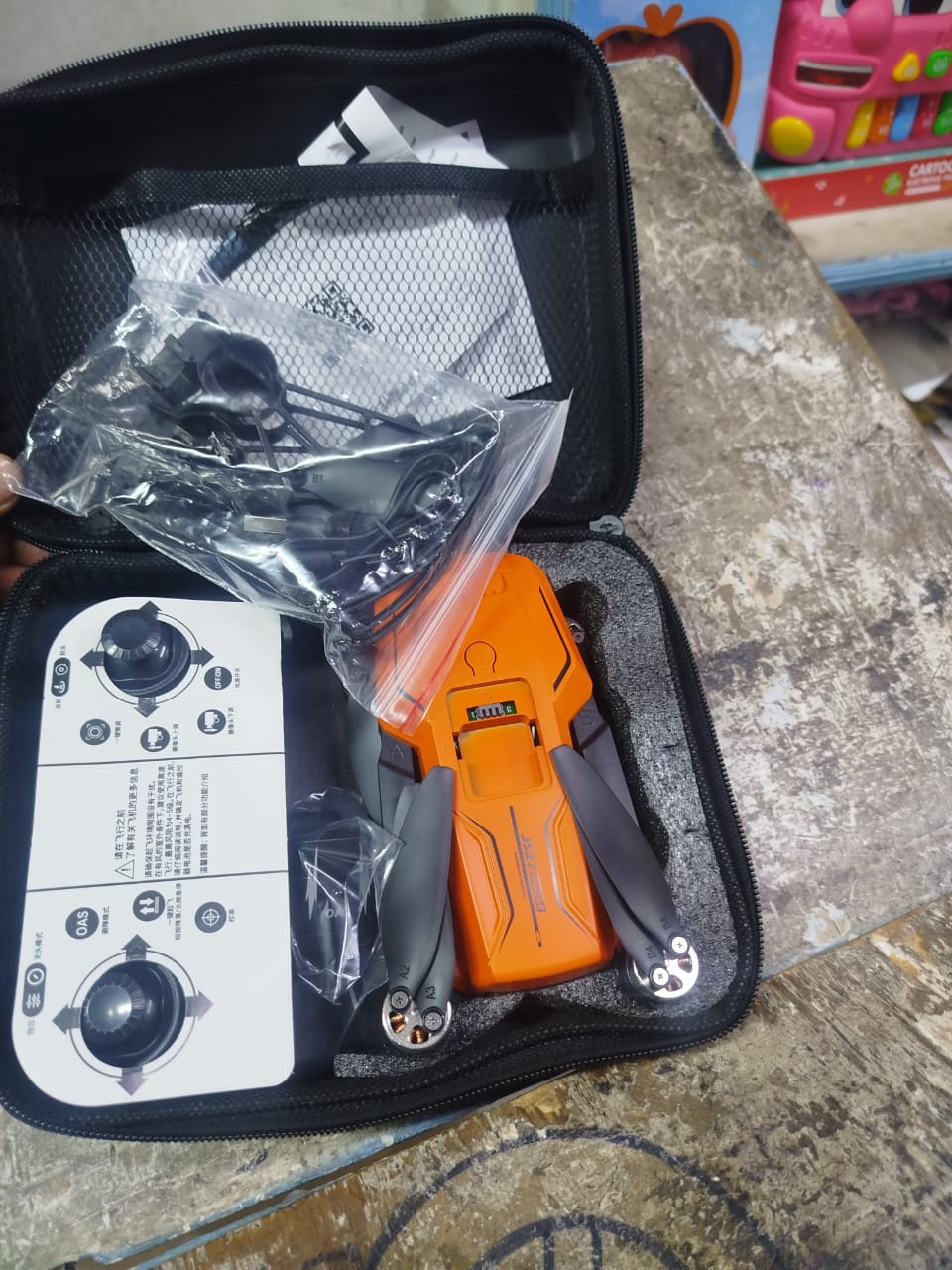 D88 foldable drone in its carrying case, alongside its remote control and extra accessories.
This drone model is often sold under brand names such as Xiaomi or Potensic. 
Key features include dual hig