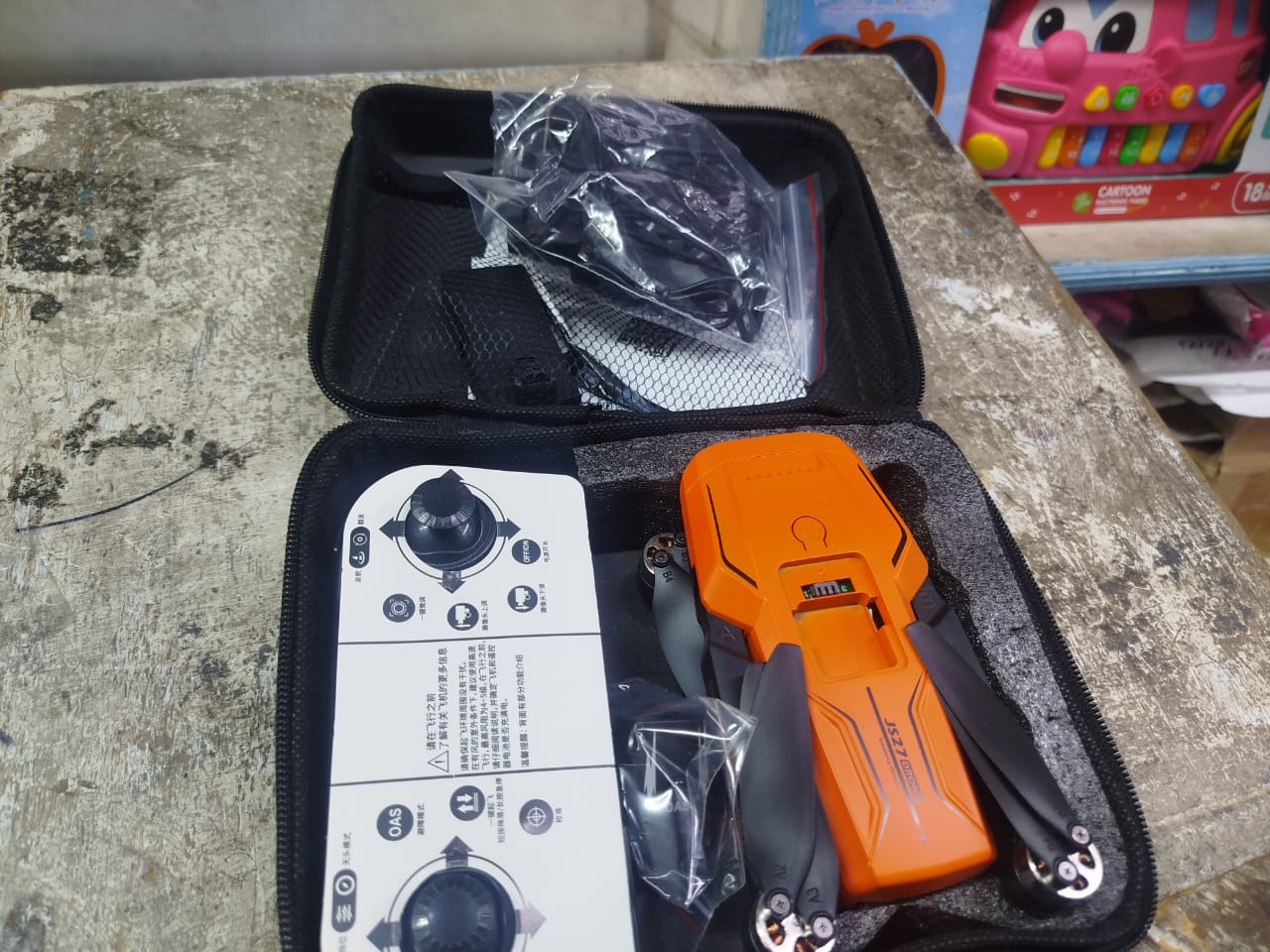 D88 foldable drone in its carrying case, alongside its remote control and extra accessories.
This drone model is often sold under brand names such as Xiaomi or Potensic. 
Key features include dual hig