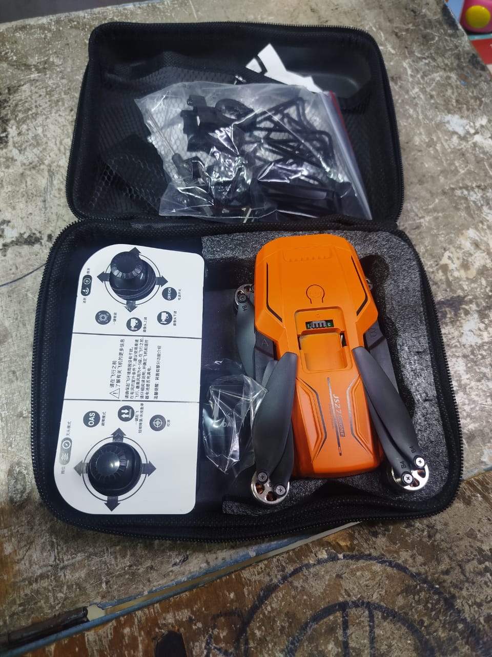 D88 foldable drone in its carrying case, alongside its remote control and extra accessories.
This drone model is often sold under brand names such as Xiaomi or Potensic. 
Key features include dual hig