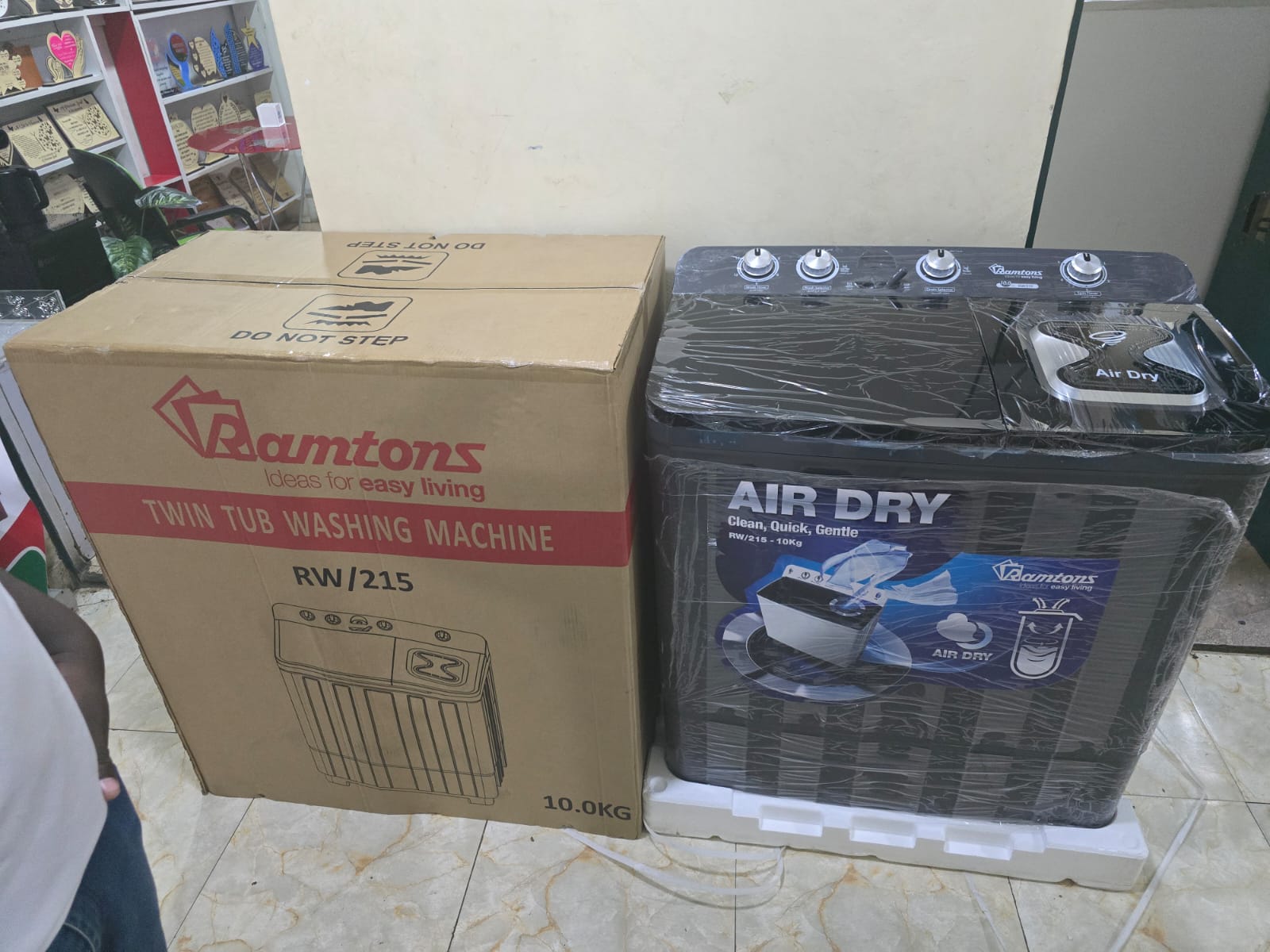 Ramtons RW/215 Twin Tub Washing Machine. This semi-automatic washer is designed for efficiency and ease of use in busy households. 
Key shopping information:
Capacity: It has a 10 kg wash capacity and