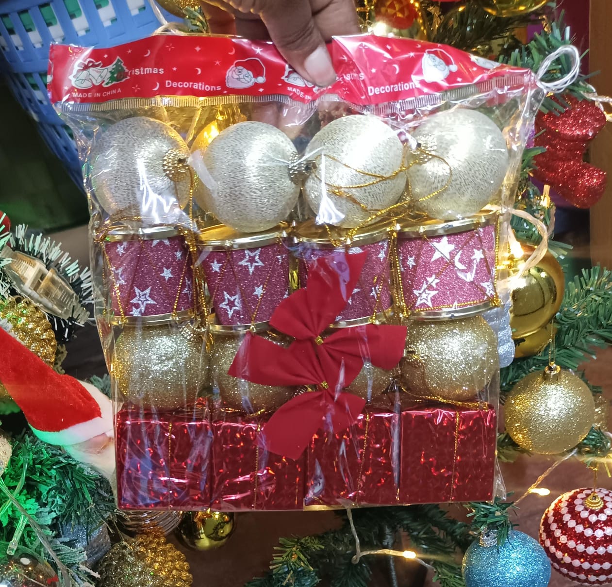 16pcs Christmas Decorations + 1 Merry Christmas Banner

Transform your space into a festive wonderland with this beautiful 17-piece Christmas décor set! Perfect for homes, shops, offices, churches, an