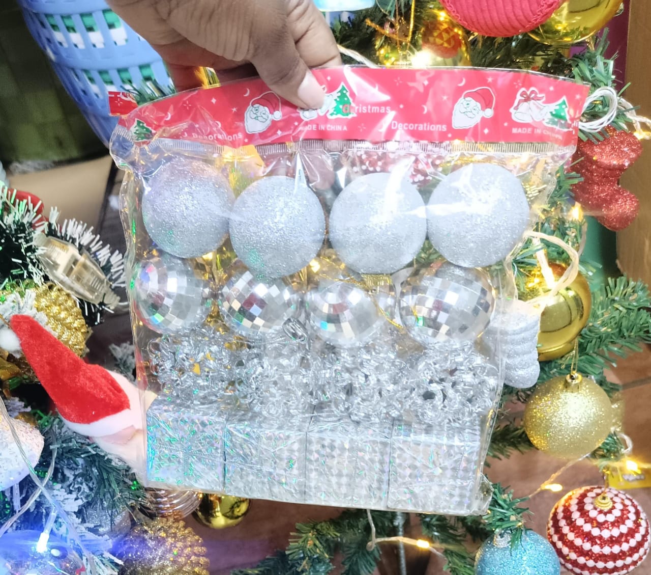 16pcs Christmas Decorations + 1 Merry Christmas Banner

Transform your space into a festive wonderland with this beautiful 17-piece Christmas décor set! Perfect for homes, shops, offices, churches, an