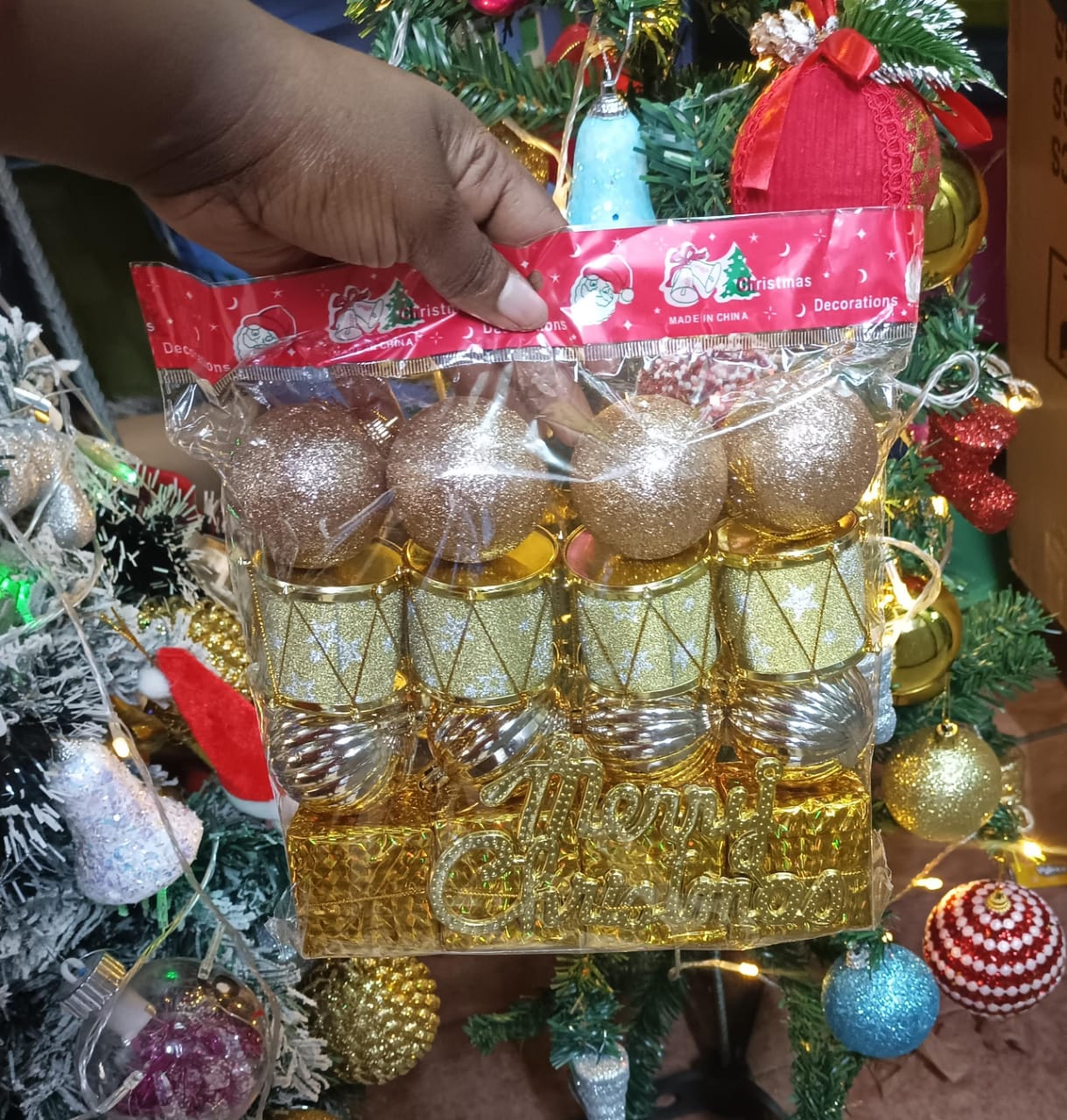 16pcs Christmas Decorations + 1 Merry Christmas Banner

Transform your space into a festive wonderland with this beautiful 17-piece Christmas décor set! Perfect for homes, shops, offices, churches, an