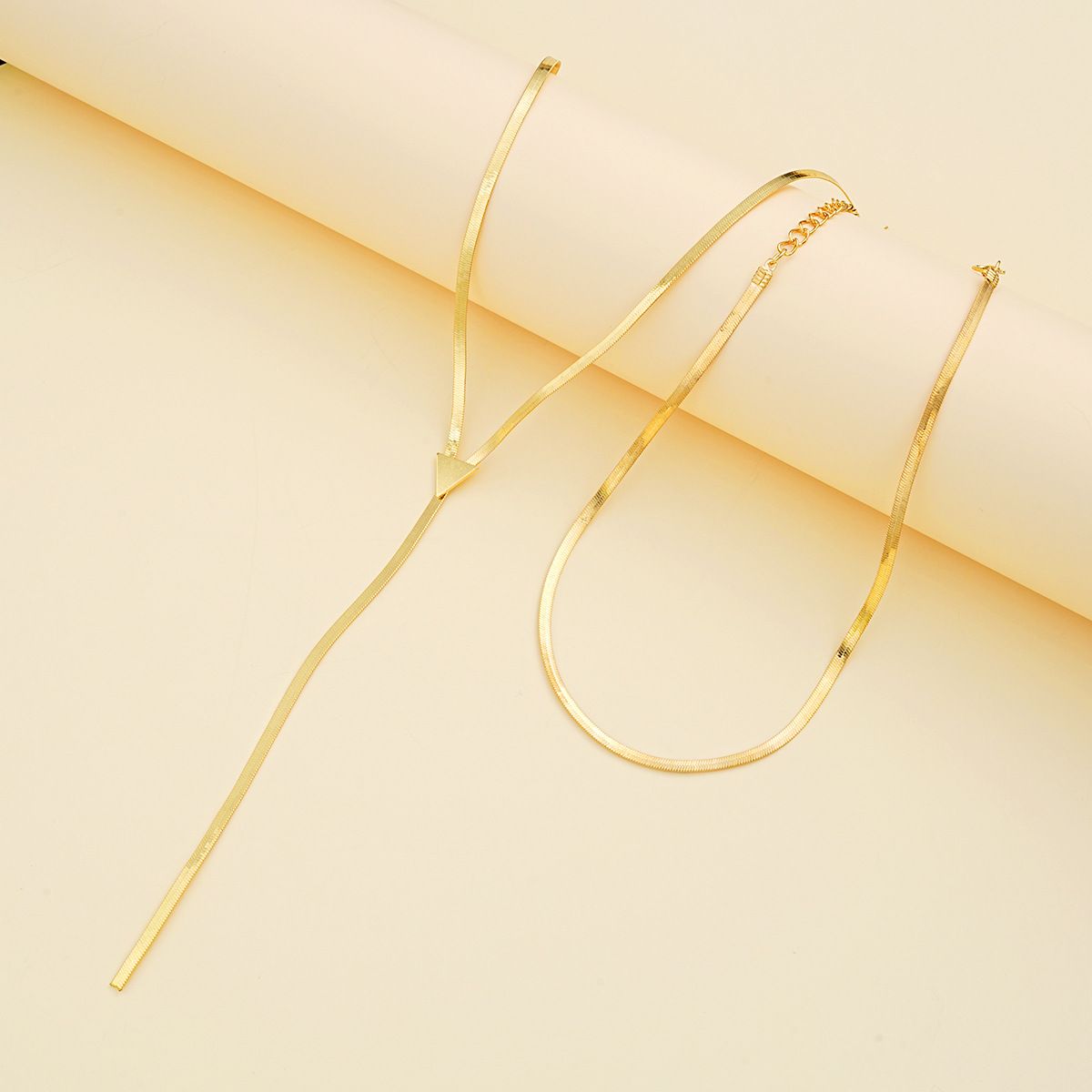 2 Pcs Cold Color Long Double Layered Layered V-shaped Tassel Necklace Set Punk Simple Design Clavicle Chain Jewelry 
﻿