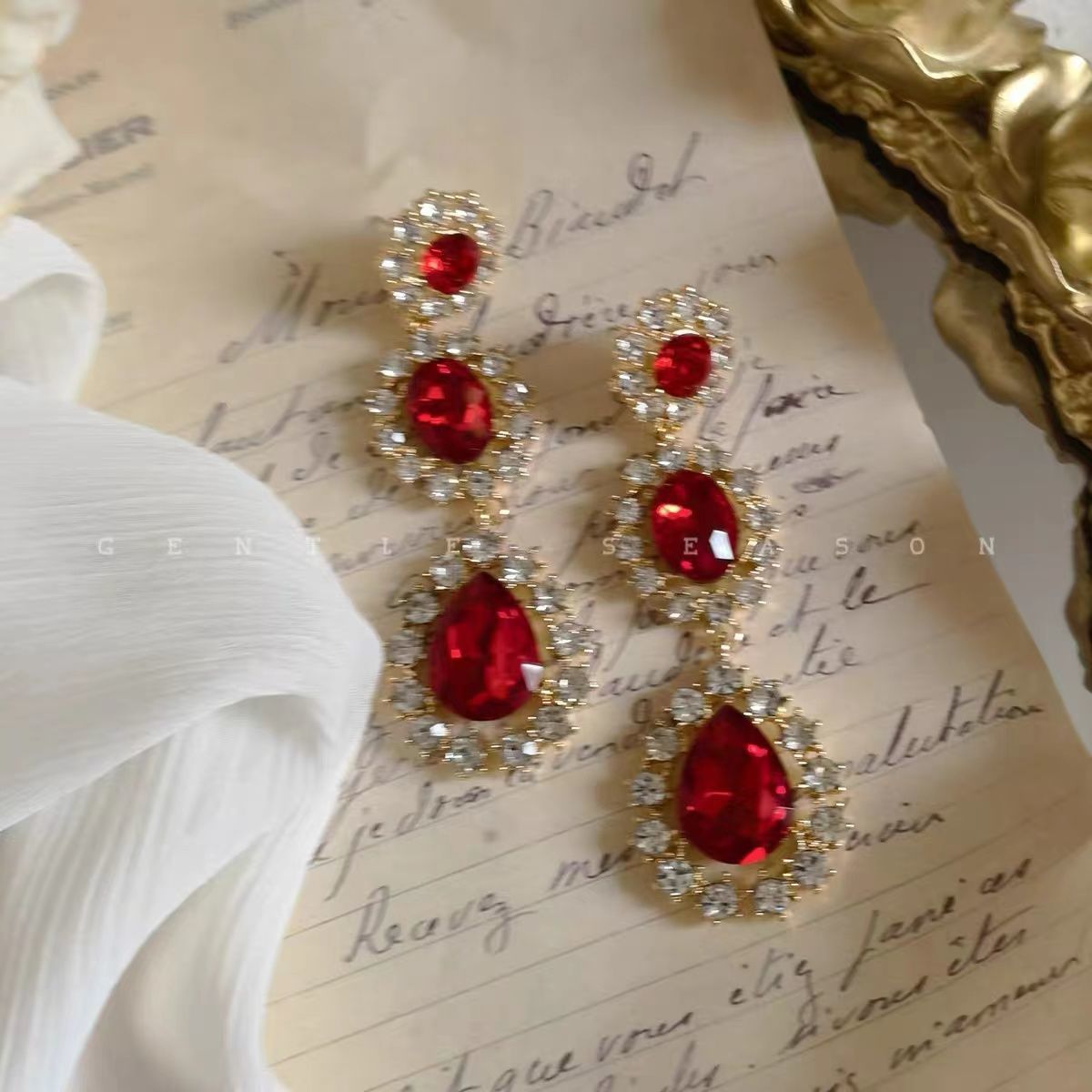 Luxurious Retro Palace Style Red Zircon Earrings Sparkling High-end Bridal Jewelry Suitable for Wedding Parties