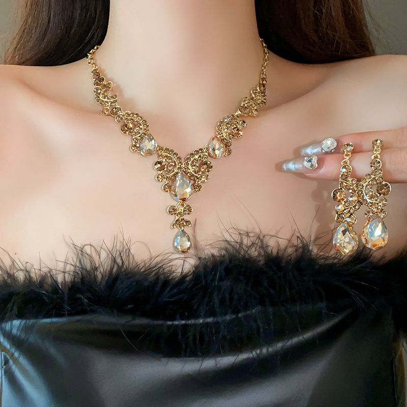 Clearance Sale Diamond studded water droplet necklace earring set pendant, luxurious and high-end collarbone chain accessory