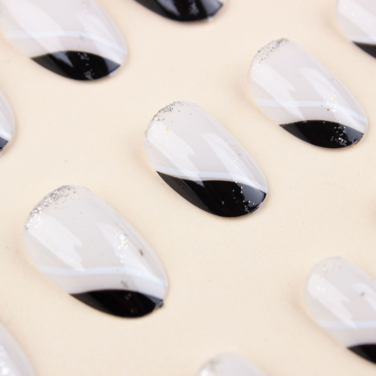 24 pieces per box Oval black and white line nail art, simple and high-end glitter, wearable nail patch, detachable spicy girl fake nail