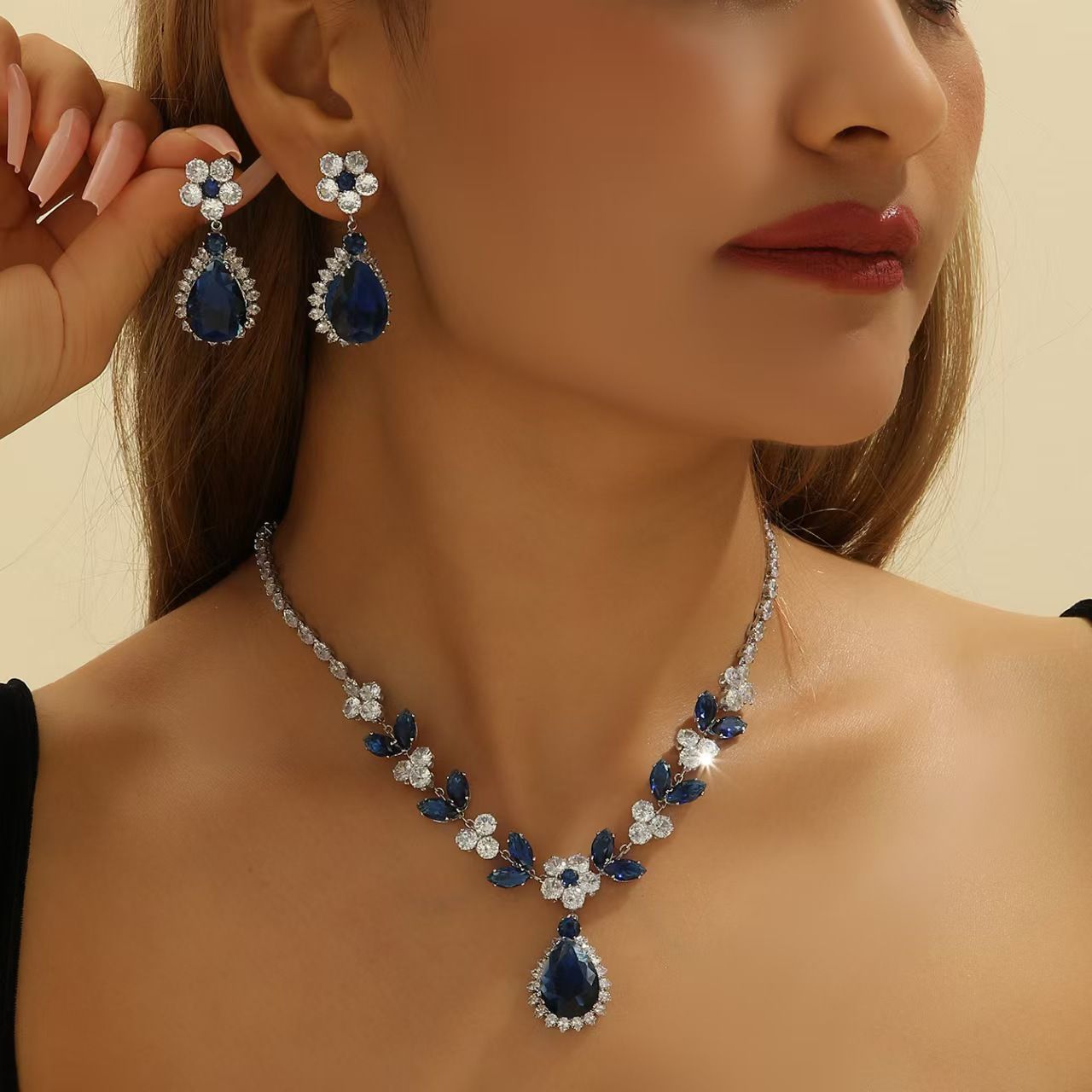 Clearance Sale Diamond studded water droplet necklace earring set pendant, luxurious and high-end collarbone chain accessory