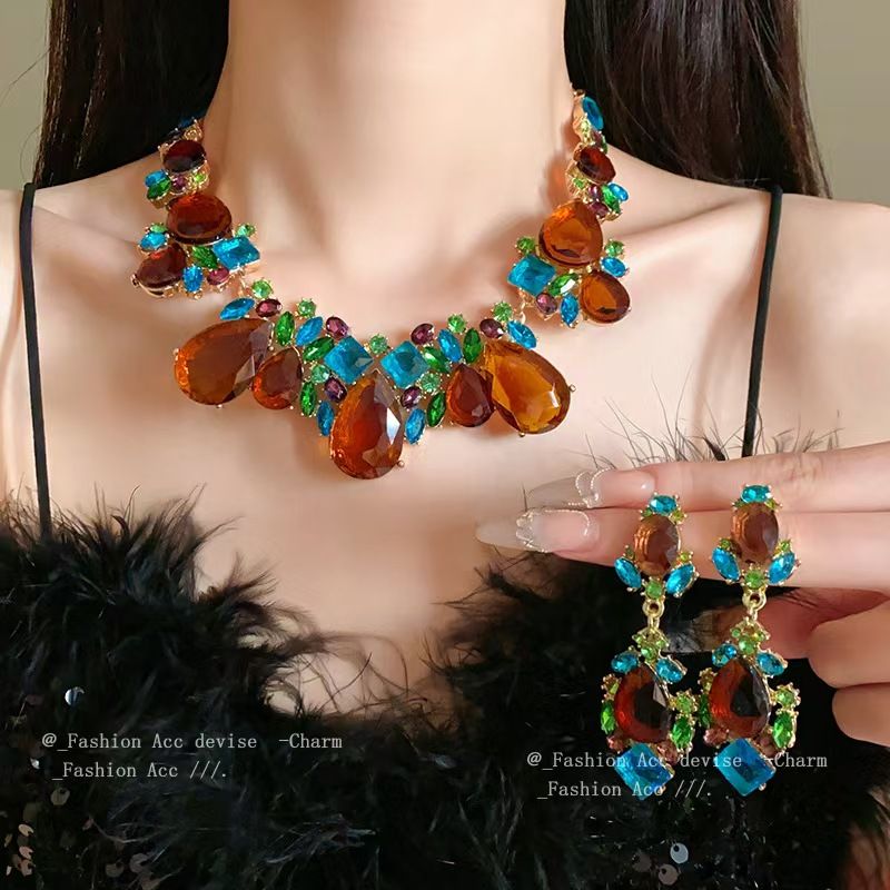 Clearance Sale Diamond studded water droplet necklace earring set pendant, luxurious and high-end collarbone chain accessory