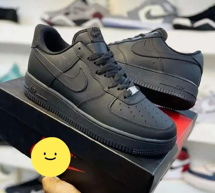BLACK SNEAKERS