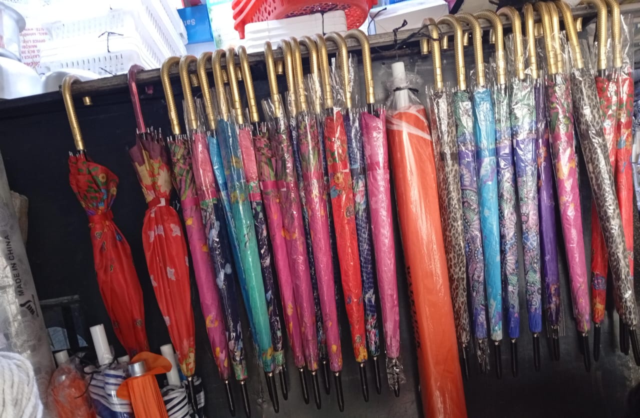 High Quality Wide Portable Family Umbrella Can Withstand strong Rains, strong winds Can Hold Upto 3 People