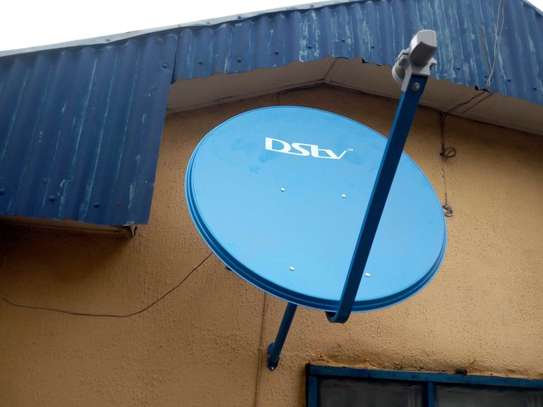 DSTV complete kit comes the dish, Full HD decoder and also a HMDI cable.