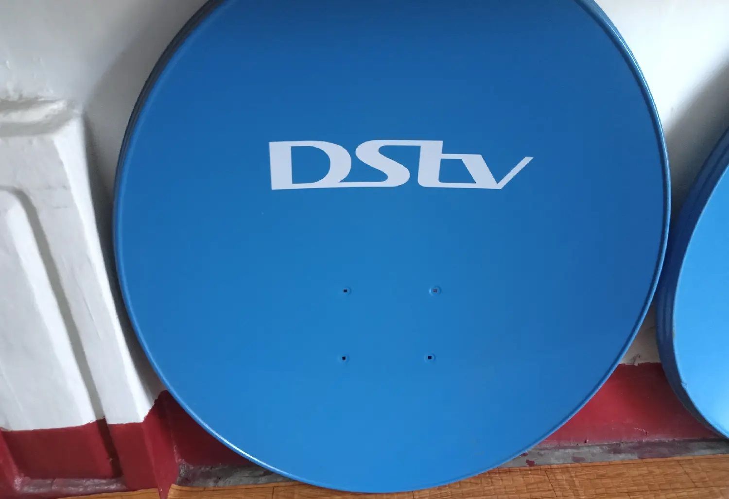 DSTV complete kit comes the dish, Full HD decoder and also a HMDI cable.