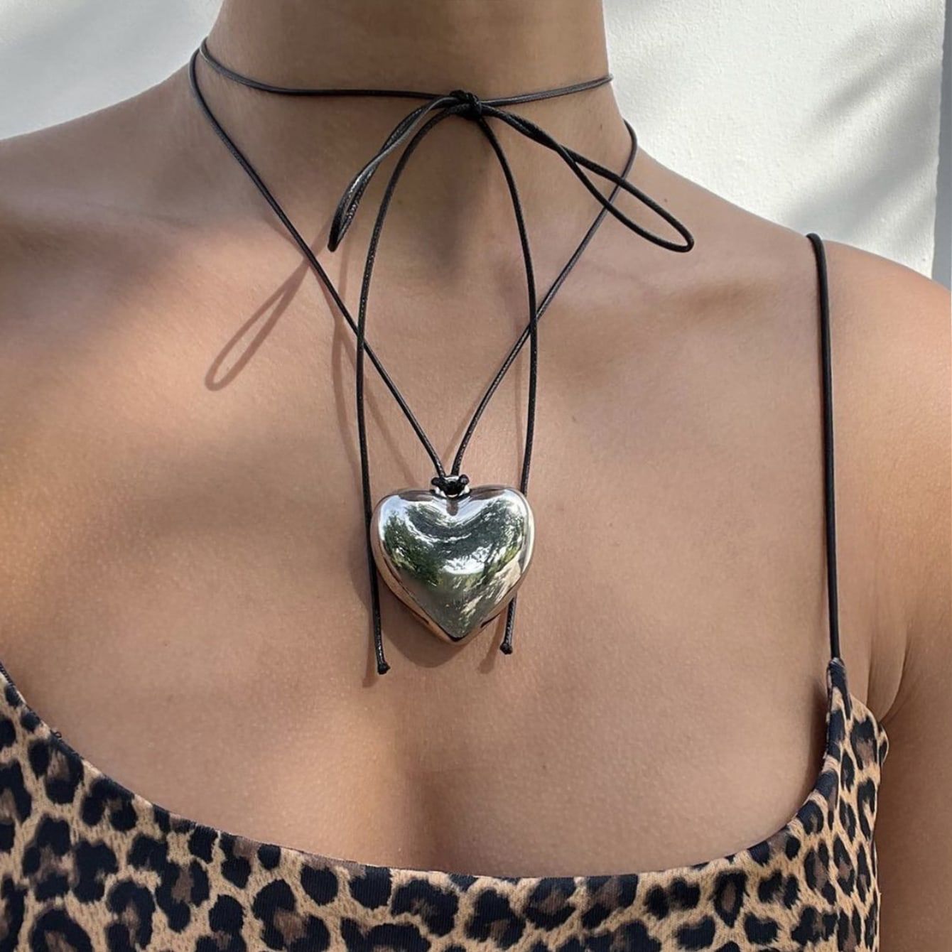 Goth Black Velvet Big Heart Pendant Choker Necklace for Women Elegant Weave Knotted Bowknot Adjustable Chain New Year Jewelry