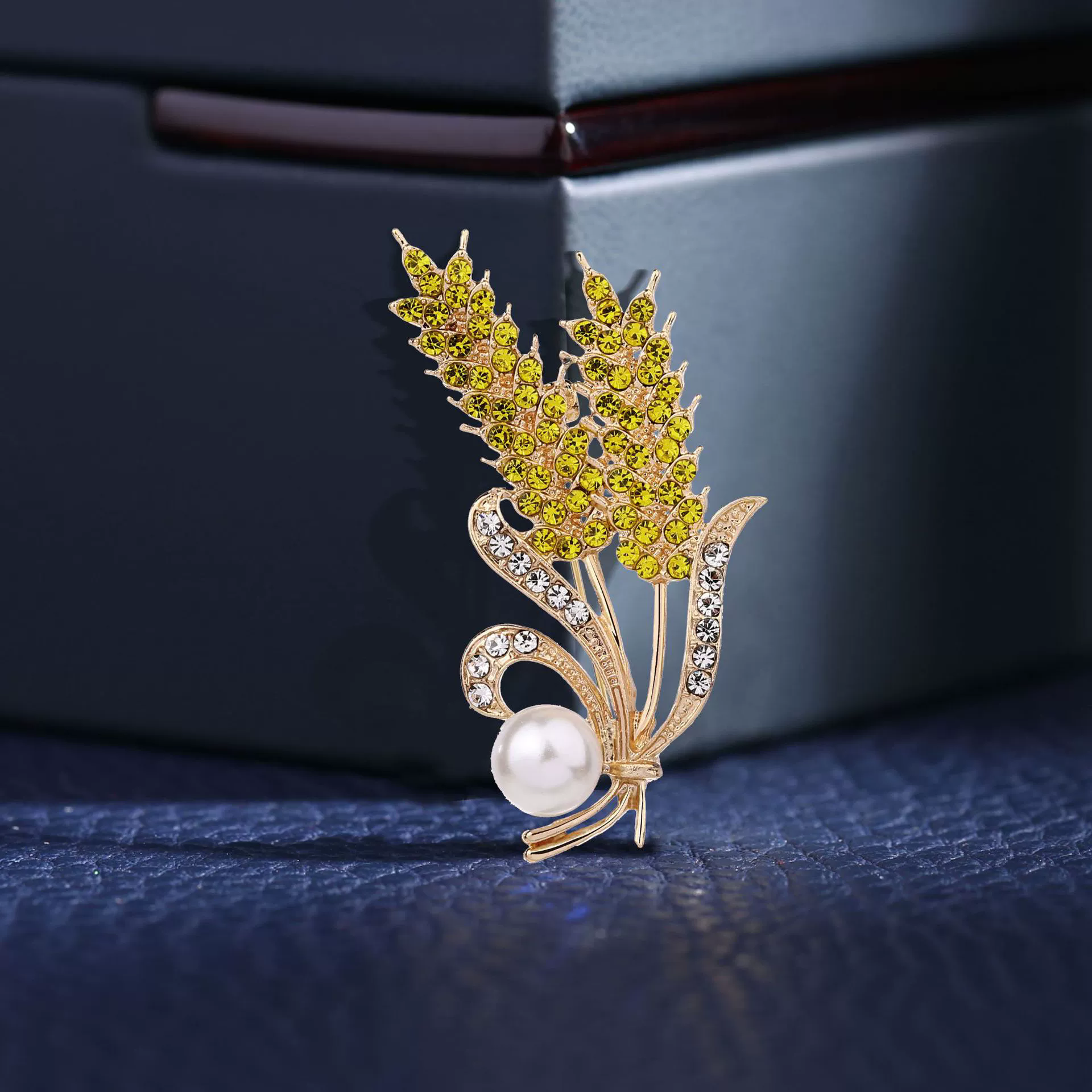 Trendy Crystal Ear of Wheat Brooches for Women Luxury Rhinestones Camellia Flower Pins Shirt Dress Accessories Casual Jewelry A-2058