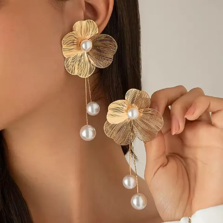 French retro high-end hollow butterfly flower earrings with exaggerated large petals and irregular light luxury earrings