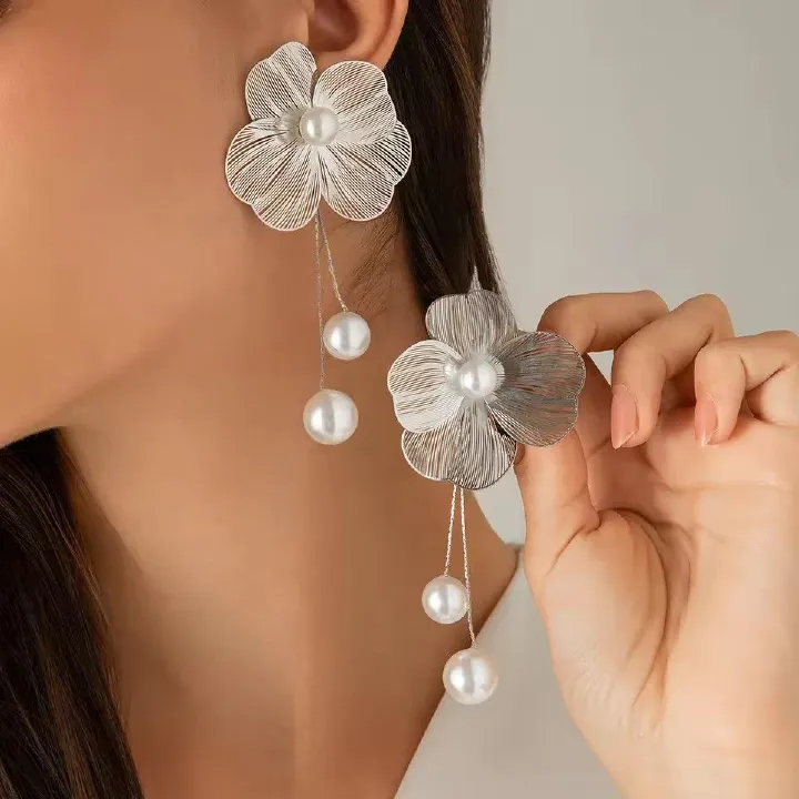French retro high-end hollow butterfly flower earrings with exaggerated large petals and irregular light luxury earrings