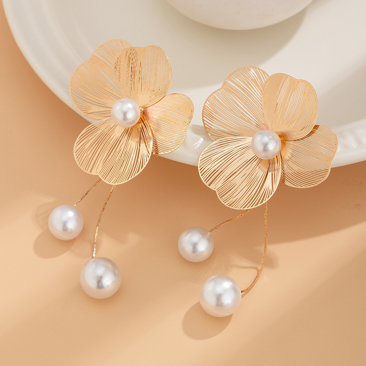 French retro high-end hollow butterfly flower earrings with exaggerated large petals and irregular light luxury earrings