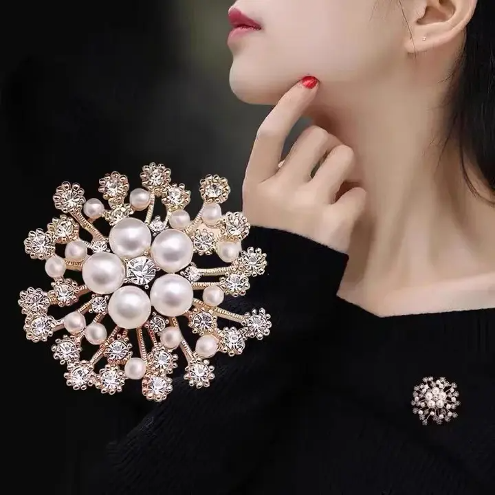 Trendy Classic Elegant Crystal Brooches Pearl Rhinestone Clothing Brooch Luxury Metal Lapel Pins For Lady Wedding Jewelry Gifts