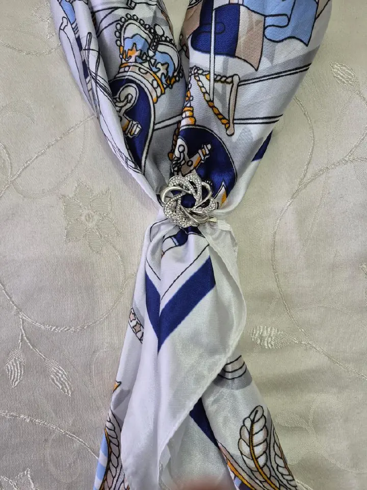 Trendy Vintage Rhinestone Flower Scarf Buckle Pearl Crystal Scarf Ring Women Hollow Scarves Buckle Brooch Jewelry Accesories