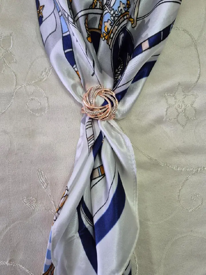 Trendy Vintage Rhinestone Flower Scarf Buckle Pearl Crystal Scarf Ring Women Hollow Scarves Buckle Brooch Jewelry Accesories