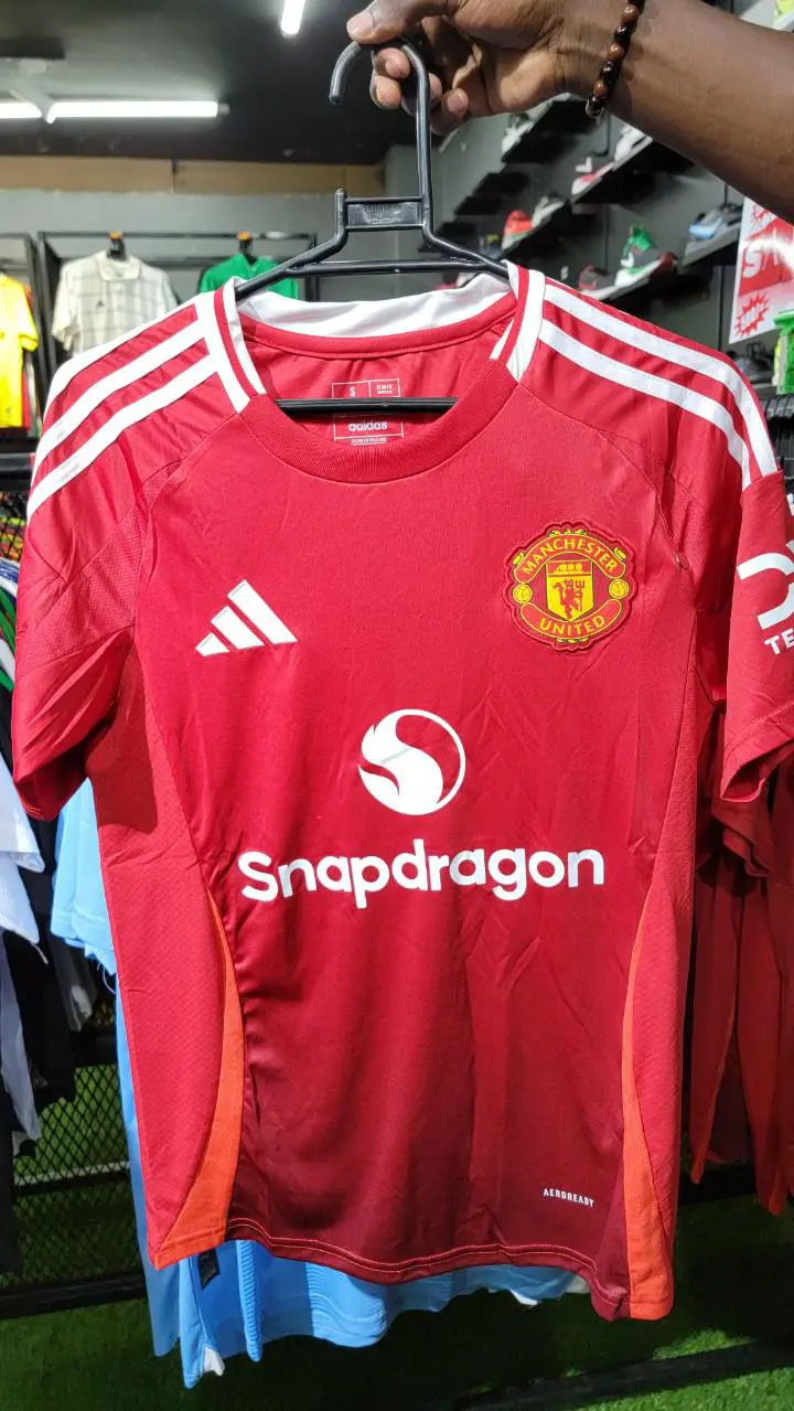 MANCHESTER UNITED JERSEY 🎱These present season Jersey material is a high end quality non fading and durable. It is fashionable and suitable in all seasons. They are variant with football seasons.